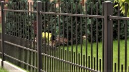 Klassiek hekwerk in voortuin