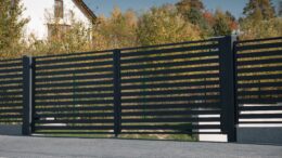 sierpoort met palen en hekwerk