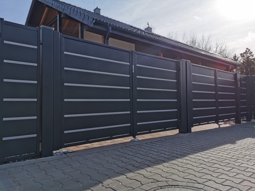 Sierhekwerk met poort